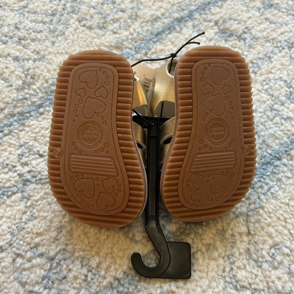 NWT Wonder Nation baby girls golden Mary Jane Velcro Sandals size 2 - Picture 3 of 4